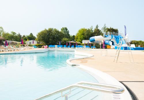 La piscine du camping le Domaine de Dugny 