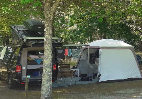 Emplacement de camping grande taille au camping Le Lac à Mimizan