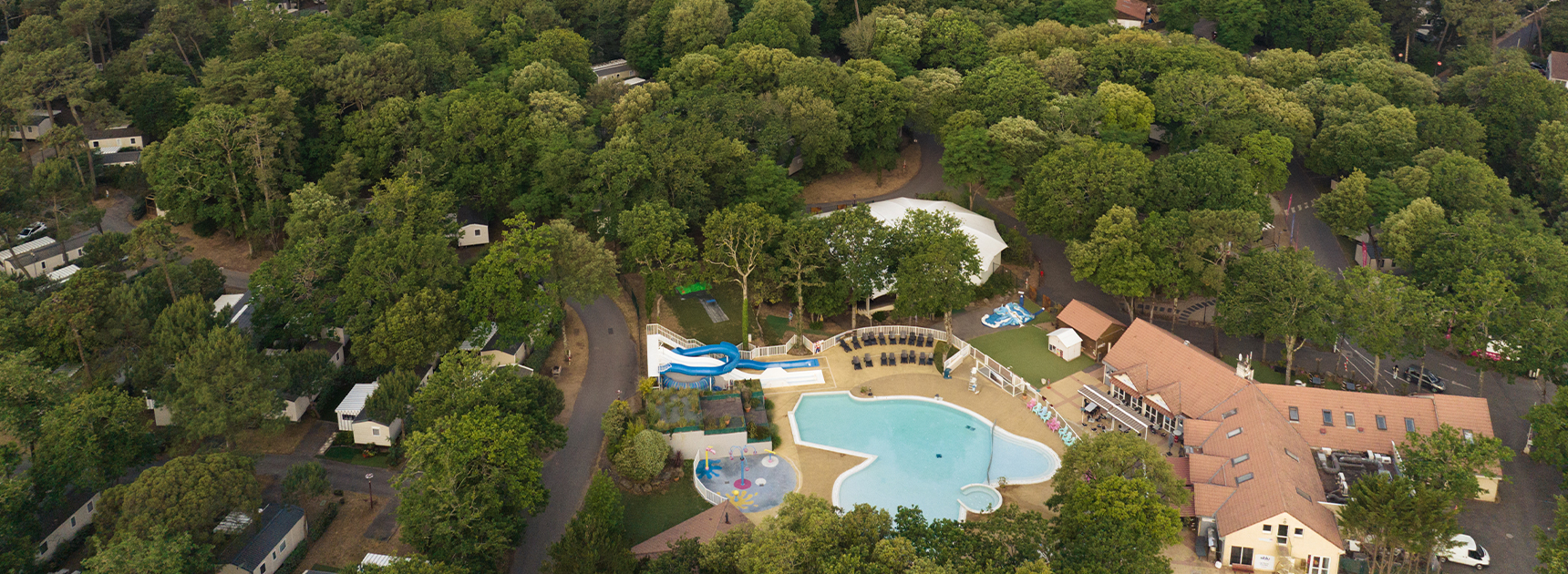 La piscine de du camping Les Pierres Couchées vu en drone