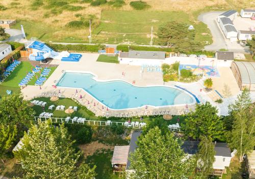 La piscine du camping le Domaine de Dugny vue en drone 