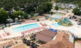 La vue aérienne de l'espace aquatique du camping Siblu Les Embruns