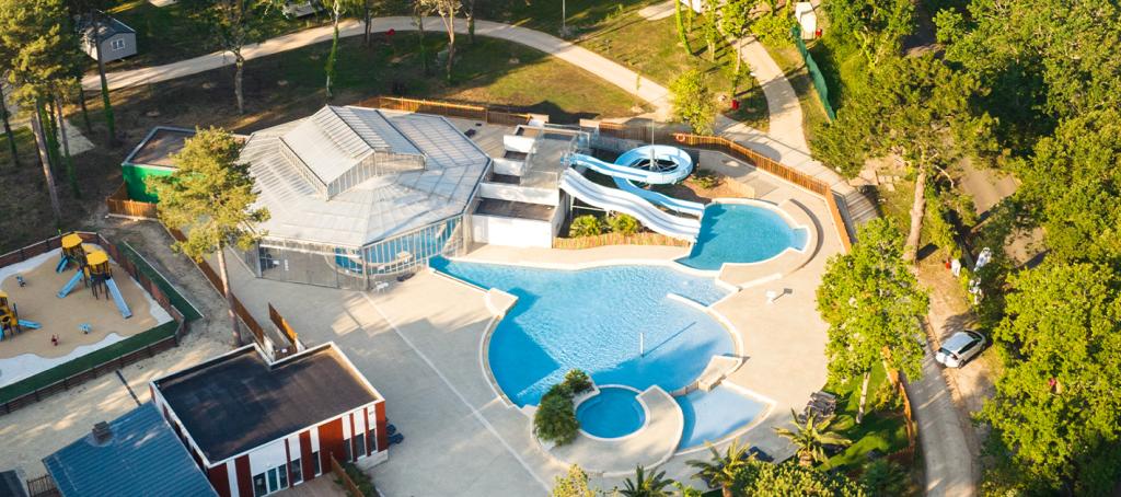 La piscine du camping Bois de Bayadène vu en drone